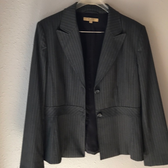 Brown pinstriped suit - Picture 2 of 6